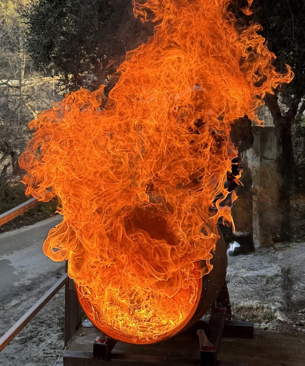 חבית עץ אלון נחרכת באש גבוהה